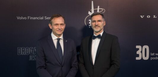 Markiem Gawrońskim, dyrektorem ds. elektromobilności i zrównoważonego rozwoju w Volvo Trucks Polska oraz Pawłem Kupczykiem, menedżerem ds. rozwoju rynku i usług w Volvo Finansial Services.