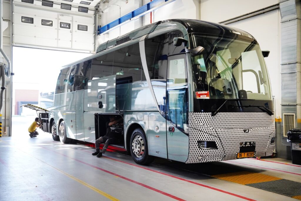 Lion's Coach 14 E
