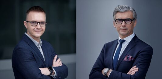 Mirosław Gołaszewski, menedżer sprzedaży lekkich i średnich pojazdów w IVECO Poland oraz Jacek Nowakowski, menedżer ds. rozwoju biznesu napędów alternatywnych, IVECO Poland, Ukraine & Baltics.