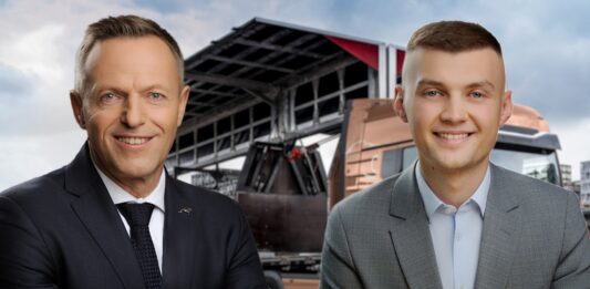 Bernard Wieruszewski, dyrektor ds. produktu i sprzedaży pojazdów ciężarowych oraz Maciej Wątor, menedżer ds. elektromobilności w MAN Truck & Bus Polska.