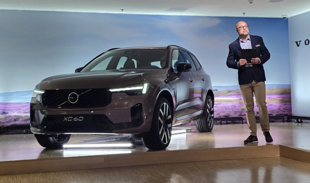 Dawid Korszeń, rzecznik prasowy Volvo Cars Polska prezentuje nowości podczas polskiej premiery Volvo XC60 i XC40.