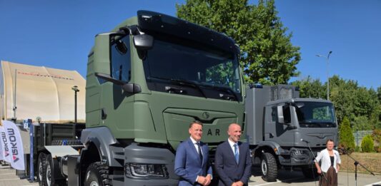STAR Alexander Vlaskamp, dyrektor generalny MAN Truck & Bus i Claus Wallenstein, dyrektor zarządzający MAN Truck & Bus Polska podczas premiery nowego STARa