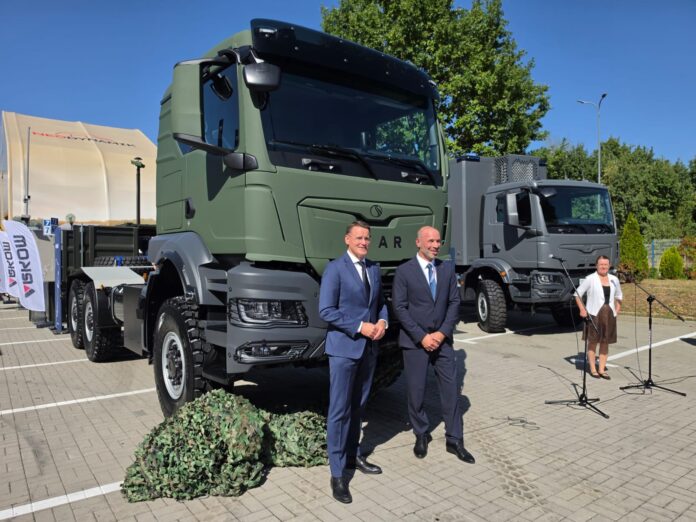 STAR Alexander Vlaskamp, dyrektor generalny MAN Truck & Bus i Claus Wallenstein, dyrektor zarządzający MAN Truck & Bus Polska podczas premiery nowego STARa