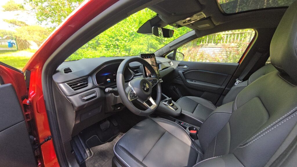 Cyfrowe wskaźniki i pionowy ekran multimediów Mitsubishi Grandisa Instyle.