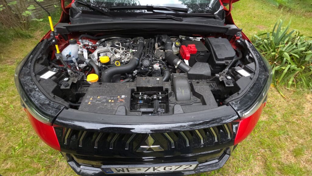 Silnik benzynowy 1.3T M Hybrid pod maską Mitsubishi Grandisa.
