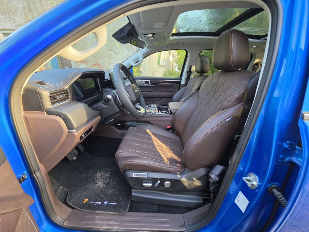 Przednie fotele z brązowej ekoskóry w Foton Tunland V9 Ultra