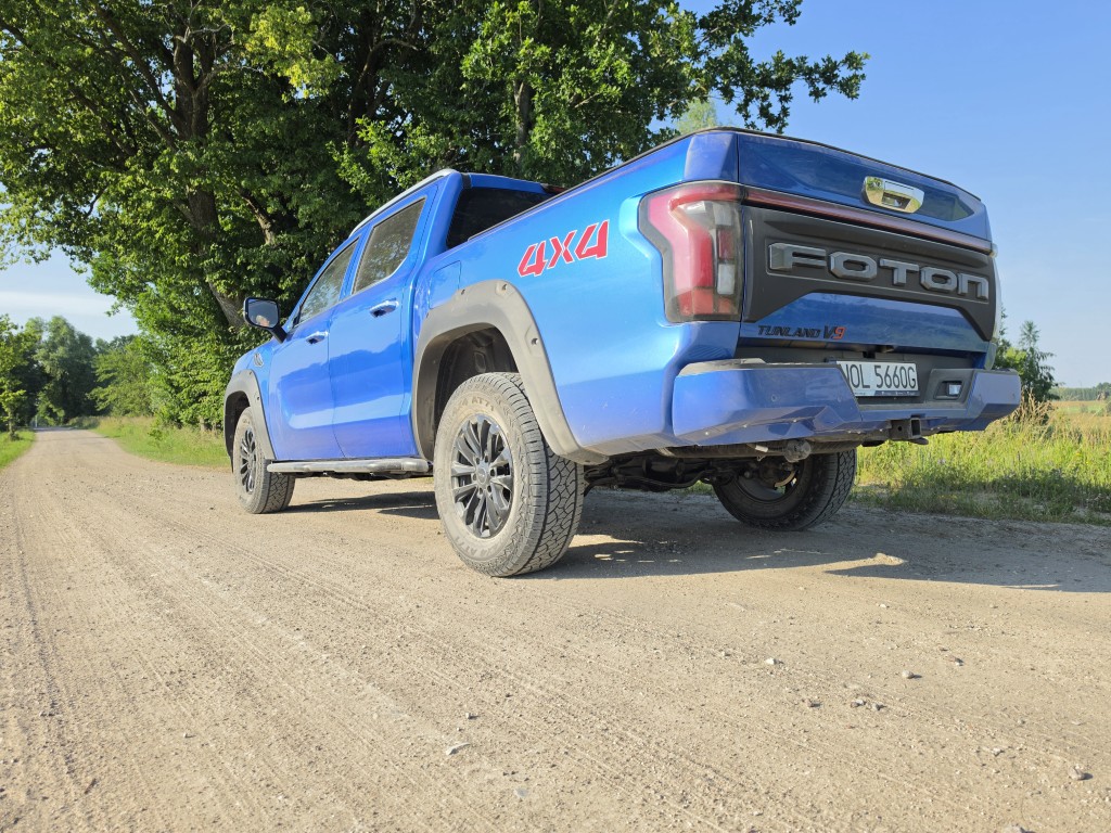 Foton Tunland V9 Ultra na piaszczystej drodze gruntowej