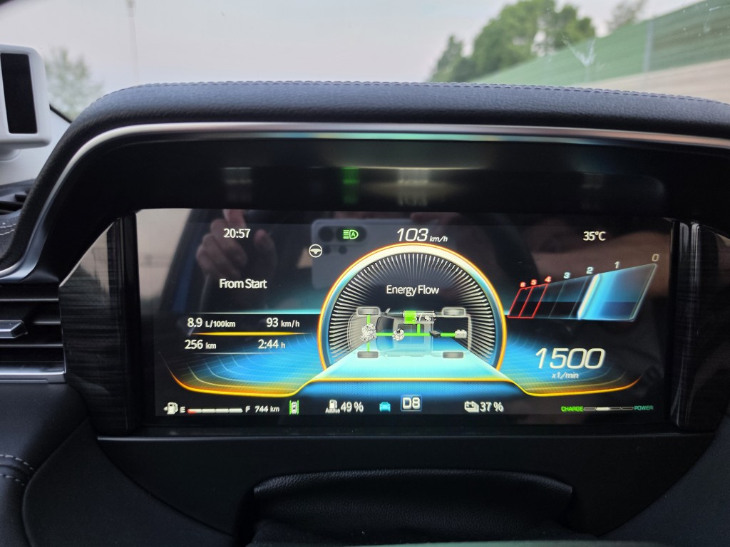 Cyfrowe zegary Foton Tunland V9 ze wskaźnikiem pracy układu mild hybrid