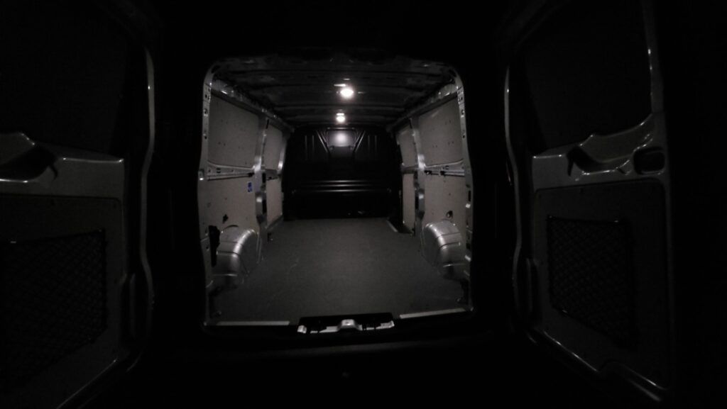 Ładownia Volkswagena Transportera T7 L2 oświetlenie ledowe