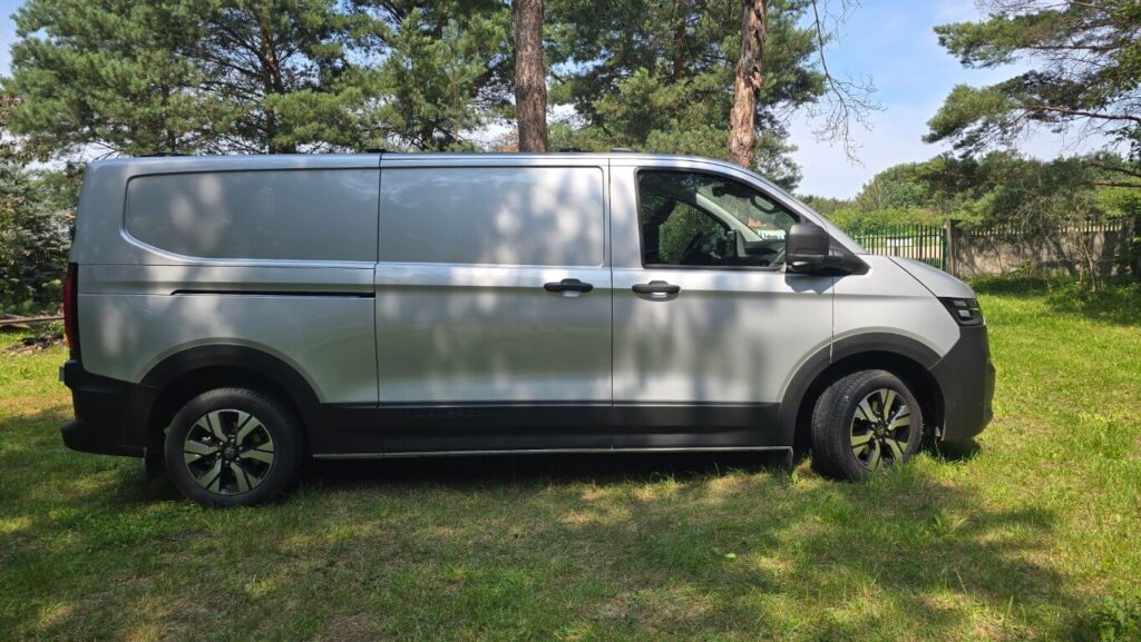 Volkswagen Transporter T7 PanAmericana furgon, widok z boku i z tyłu