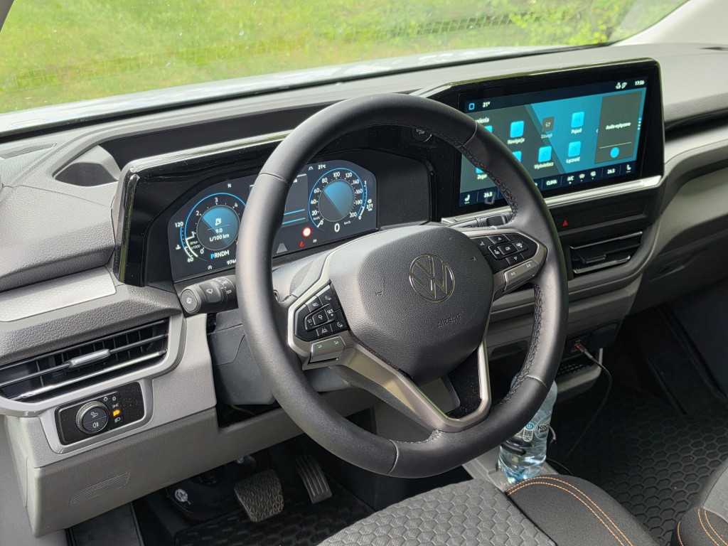 Deska rozdzielcza Volkswagen Transporter T7 z cyfrowymi zegarami i ekranem multimediów