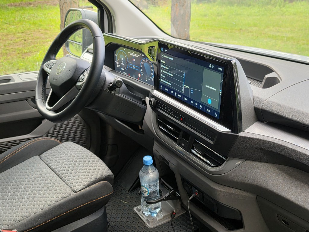 Deska rozdzielcza Volkswagen Transporter T7 z cyfrowymi zegarami i ekranem multimediów