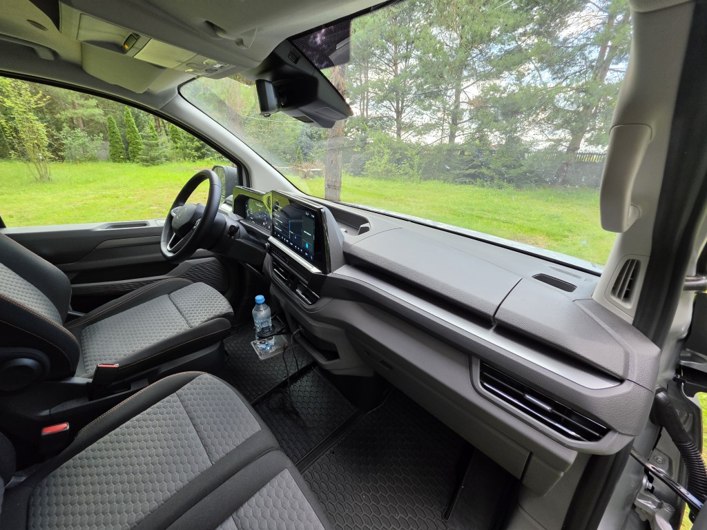 Deska rozdzielcza Volkswagen Transporter T7 z cyfrowymi zegarami i ekranem multimediów