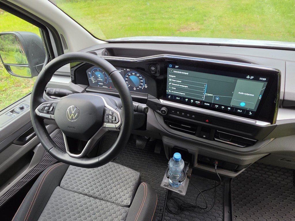 Deska rozdzielcza Volkswagen Transporter T7 z cyfrowymi zegarami i ekranem multimediów