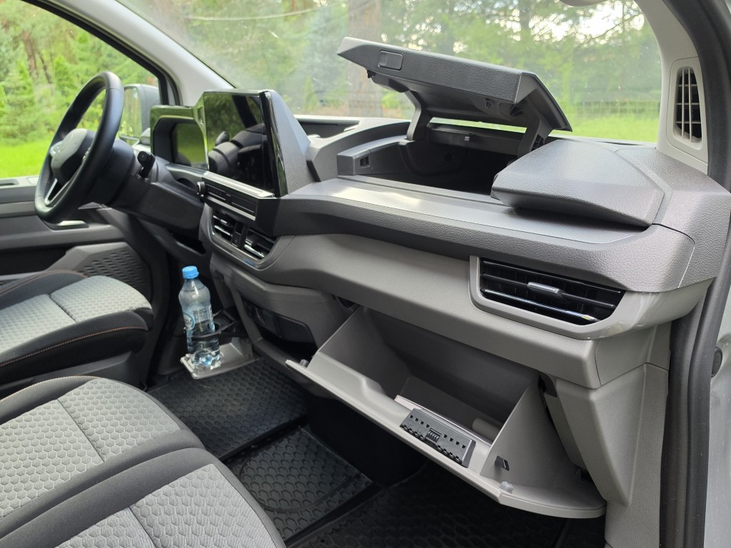 Konsola sufitowa nad przednią szybą i schowki na desce rozdzielczej Volkswagen Transporter T7