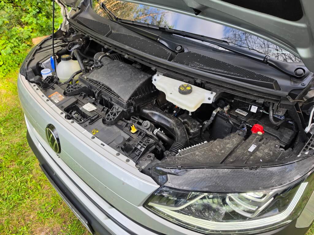 Silnik wysokoprężny 2.0 TDI 170 KM w komorze silnika Volkswagen Transporter T7