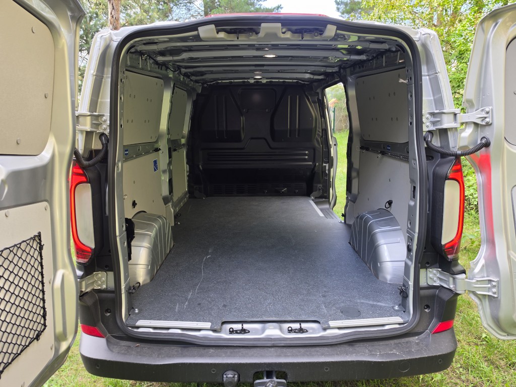 Ładownia Volkswagena Transportera T7 L2 z podłogą ze sklejki, widok przez tylne drzwi