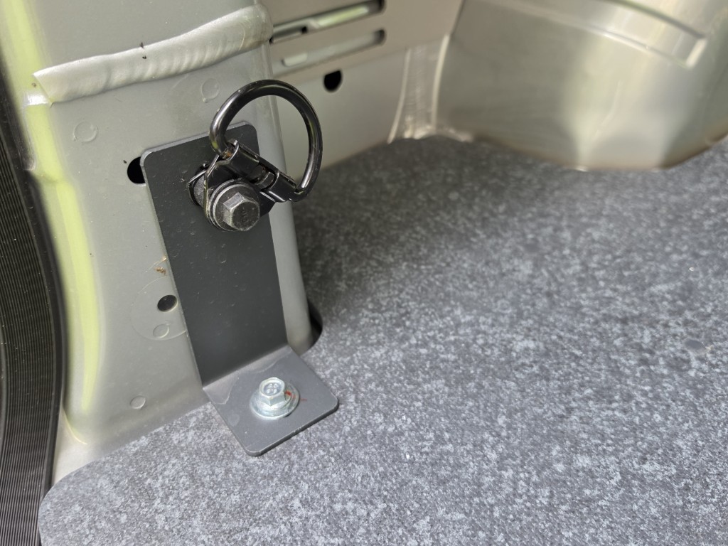 Ładownia Volkswagena Transportera T7 L2 z podłogą ze sklejki, widok przez tylne drzwi
