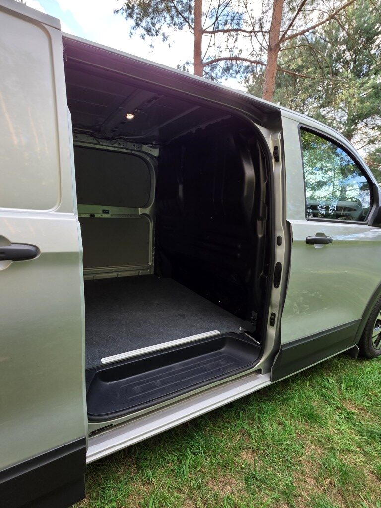 Transporter T7 - ładownia drzwi boczne