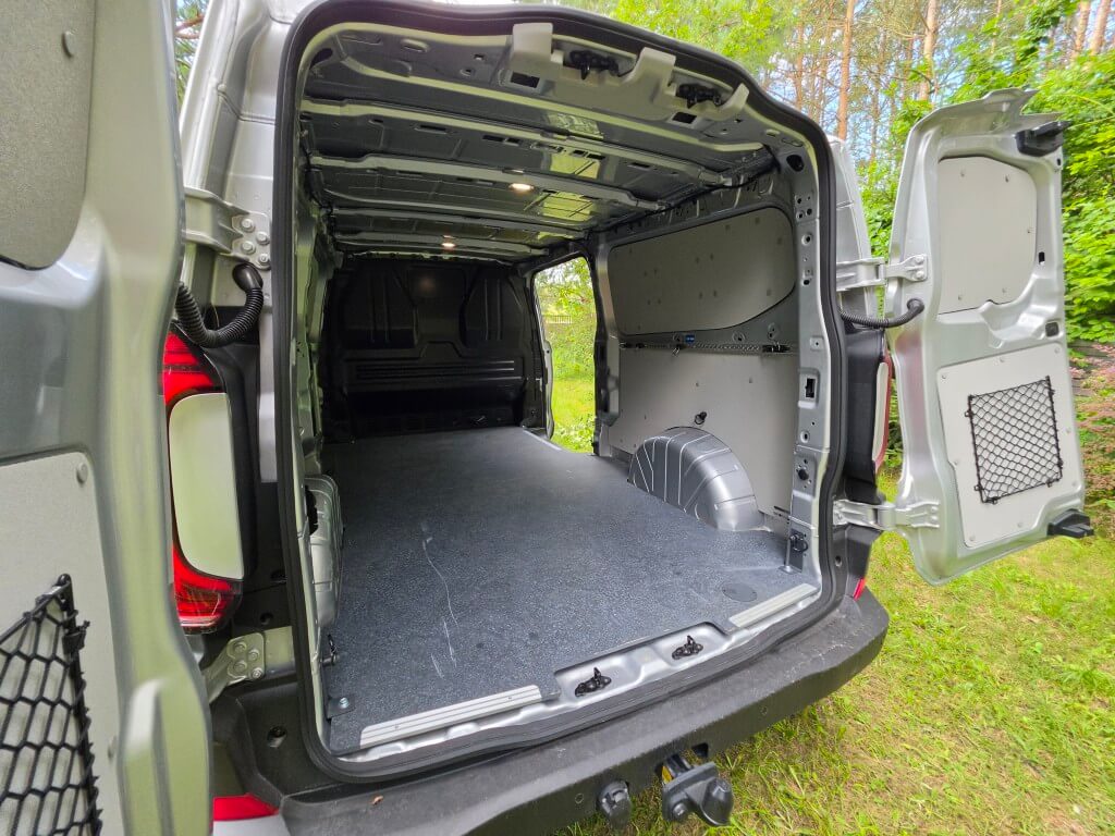 Ładownia Volkswagena Transportera T7 L2 z podłogą ze sklejki, widok przez tylne drzwi