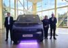 Nowy Renault Trafic E-Tech electric - polska premiera. Agnieszka Łyżwińska, dyrektor zarządzająca Grupy Renault na region EAST, Jan Ptacek, wiceprezes Renault, szef jednostki biznesowej lekkich samochodów dostawczych (LCV), Zakaria Zeghari, wiceprezes ds. sprzedaży i marketingu jednostki biznesowej lekkich samochodów dostawczych Renault (LCV)