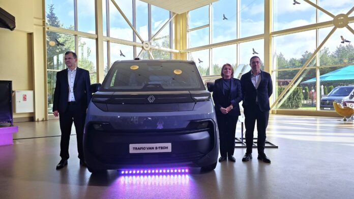 Nowy Renault Trafic E-Tech electric - polska premiera. Agnieszka Łyżwińska, dyrektor zarządzająca Grupy Renault na region EAST, Jan Ptacek, wiceprezes Renault, szef jednostki biznesowej lekkich samochodów dostawczych (LCV), Zakaria Zeghari, wiceprezes ds. sprzedaży i marketingu jednostki biznesowej lekkich samochodów dostawczych Renault (LCV)