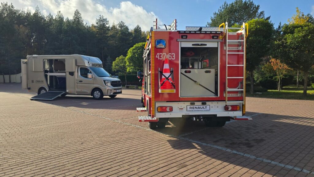 koniowóz i straż pożarna na Renault Masterze