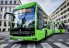 przegubowy autobus Mercedes-Benz eCitaro G fuel cell w zielonym malowaniu przewoźnika LPP, pod zadaszeniem stacji tankowania wodoru Energetika Ljubljana