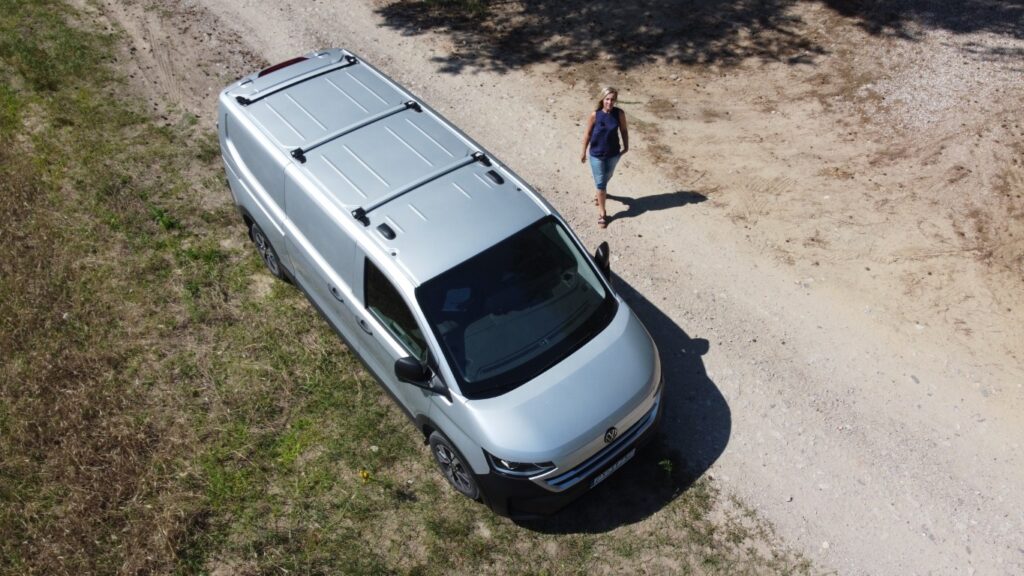 Volkswagen Transporter T7 L2 z belkami bagażnika na dachu